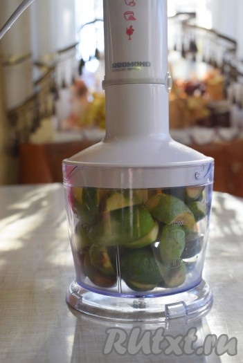Поместить подготовленные плоды фейхоа в чашу измельчителя (если все плоды сразу не поместятся в чашу измельчителя, то можно пюрировать фейхоа в несколько приемов).
