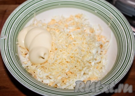 Яйца и сыр натереть на мелкой тёрке, добавить майонез, перемешать.
