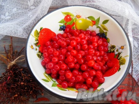 Оборвите ягодки с веточек (они обрываются очень легко). 