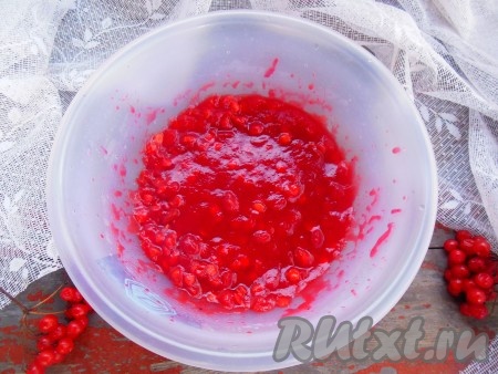 Поместите ягоды в глубокую тарелку и измельчите их с помощью деревянной толкушки (можно не измельчать до однородной массы).
