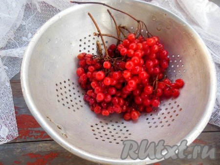Калину промойте тёплой водой, чтобы смыть всю пыль и грязь. Выложите ягоды на дуршлаг, дайте стечь воде, затем разложите их на полотенце. Оставьте ягоды на 10-15 минут, чтобы они обсохли.

