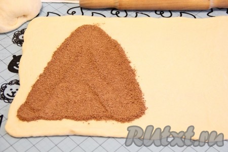 Теперь начинаем формировать пирог в форме ёлочки. На одной половине теста выложить начинку в виде треугольника.
