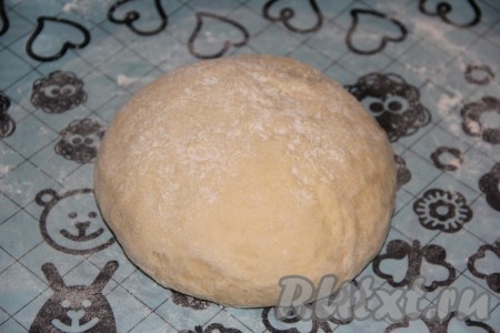 В глубокой миске соединить опару, растительное масло, сахар, соль и яйцо. Слегка перемешать массу, а затем добавить просеянную муку. Замесить мягкое и нежное тесто. Хорошо вымесить тесто и оставить его в миске в тепле на 1 час (для подъёма). Затем выложить дрожжевое тесто на силиконовый коврик (или стол), присыпанный мукой, и хорошо обмять.
