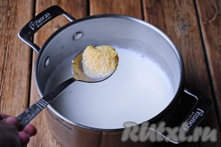 В кипящее молоко всыпать соль, сахар, промытую кукурузную крупу. Количество соли и сахара регулируйте по своему вкусу - такую кашу можно, по желанию, приготовить сладкой или солёной. 
