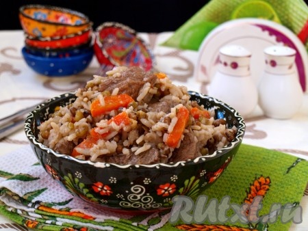 Готовую кашу машкичири разложить по порциям и подать к столу. К этому узбекскому блюду рекомендуют подавать много жареного лука.
