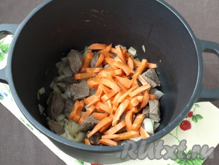 После этого к мясу и луку выложить морковь и обжаривать ещё минут 7-8, помешивая.
