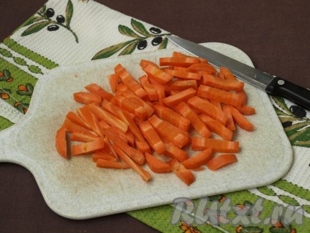 Очищенную морковь нарезать соломкой.
