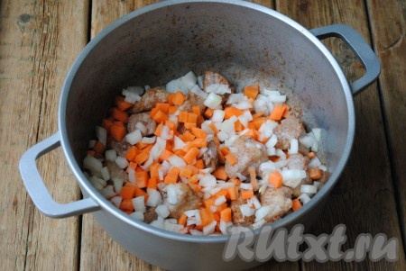 К обжаренному мясу выложить морковку с луком и готовить на среднем огне до мягкости овощей (минуты 2-3), помешивая. 