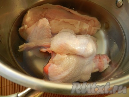 Куриное мясо положить в кастрюлю, залить водой и сварить бульон.