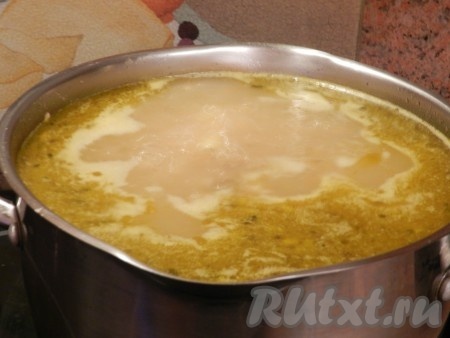 Когда бульон сварится, вытащить мясо, освободить от косточек и вернуть в бульон. Положить в него нарезанный кубиками картофель и перловую крупу. Немного посолить и варить суп до готовности картофеля. Затем переложить в кастрюлю с рассольником соленые огурцы, морковь и лук, довести до кипения и выключить.
