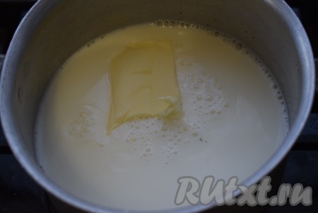 В отдельную кастрюльку влить тёплое молоко, добавить сахар, соль, перемешать, влить растительное масло и выложить сливочное масло.

