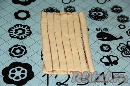 Разрезать тесто на полоски толщиной примерно 1 см.