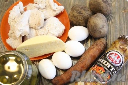 Подготовить продукты для приготовления салата "Охотничий". Куриную грудку отварить до готовности (в течение 20-25 минут) и остудить. Морковь, картофель и яйца сварить, остудить и очистить. 
