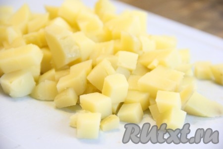 Средними кубиками нарезать картофель. 