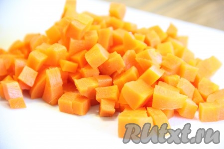 Морковь тоже нарезать средними кубиками. 