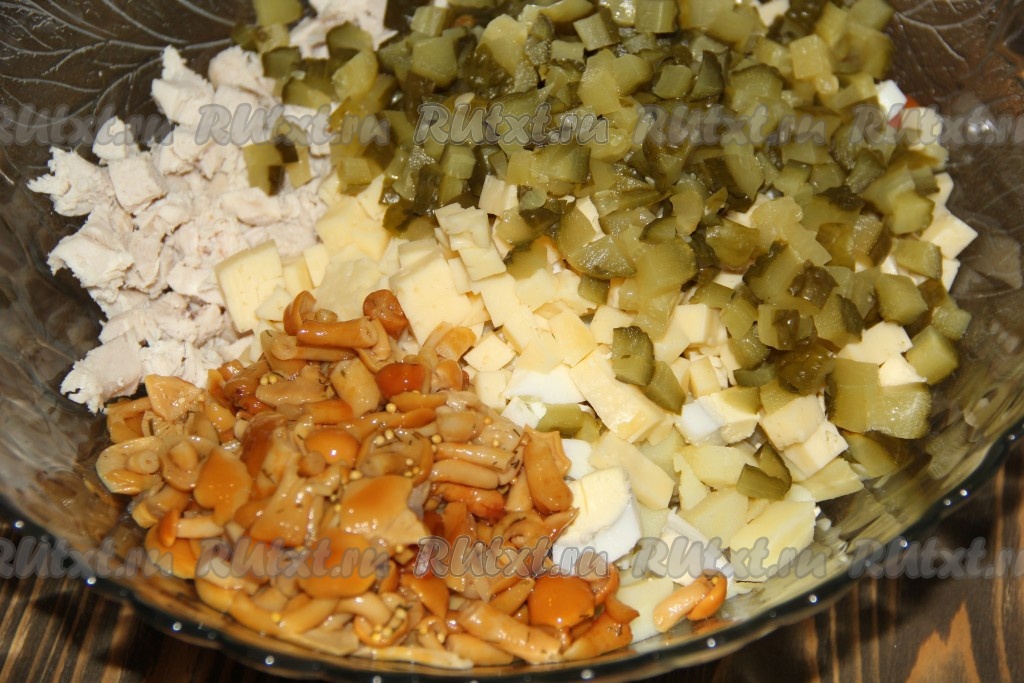 Картофельный салат с маринованными огурцами и опятами