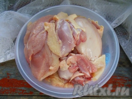 Разрежьте курицу на кусочки, отделите мясо со шкурой от костей. Кости пригодятся для приготовления первых блюд.
