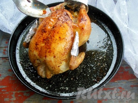Запекайте курицу, фаршированную картошкой, в заранее разогретой духовке при температуре 180 градусов, примерно, 1,5-2 часа. Время от времени поливайте курочку вытопившимся жиром. При желании, за 10-15 минут до готовности мяса, можно с помощью ложки достать картофель из брюшка, выложить его рядом с курочкой и запечь до румяной корочки.
