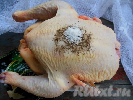 Натрите курицу черным молотым перцем и солью внутри и снаружи.
