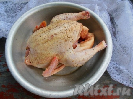 Оставьте курицу мариноваться на 1-2 часа (можно на ночь) в прохладном месте.
