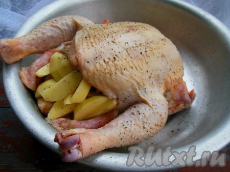 Брюшко курицы нафаршируйте картофелем.

