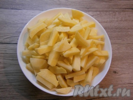 Нарезать картофель средними кусочками.
