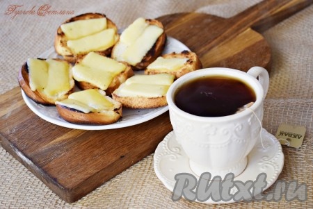 Готовые тосты с сыром перекладываем со сковороды на тарелку и подаем горячими к чаю или кофе.
