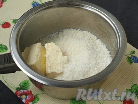 Для приготовления заливки в сотейник налить молоко, добавить сахар, сливочное масло и кокосовую стружку, довести смесь до кипения, затем остудить.