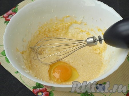 Теперь займёмся тестом. В миску поместить мягкое сливочное масло, добавить сахар и хорошо взбить венчиком. Затем по одному вбить яйца, продолжая взбивать венчиком.
