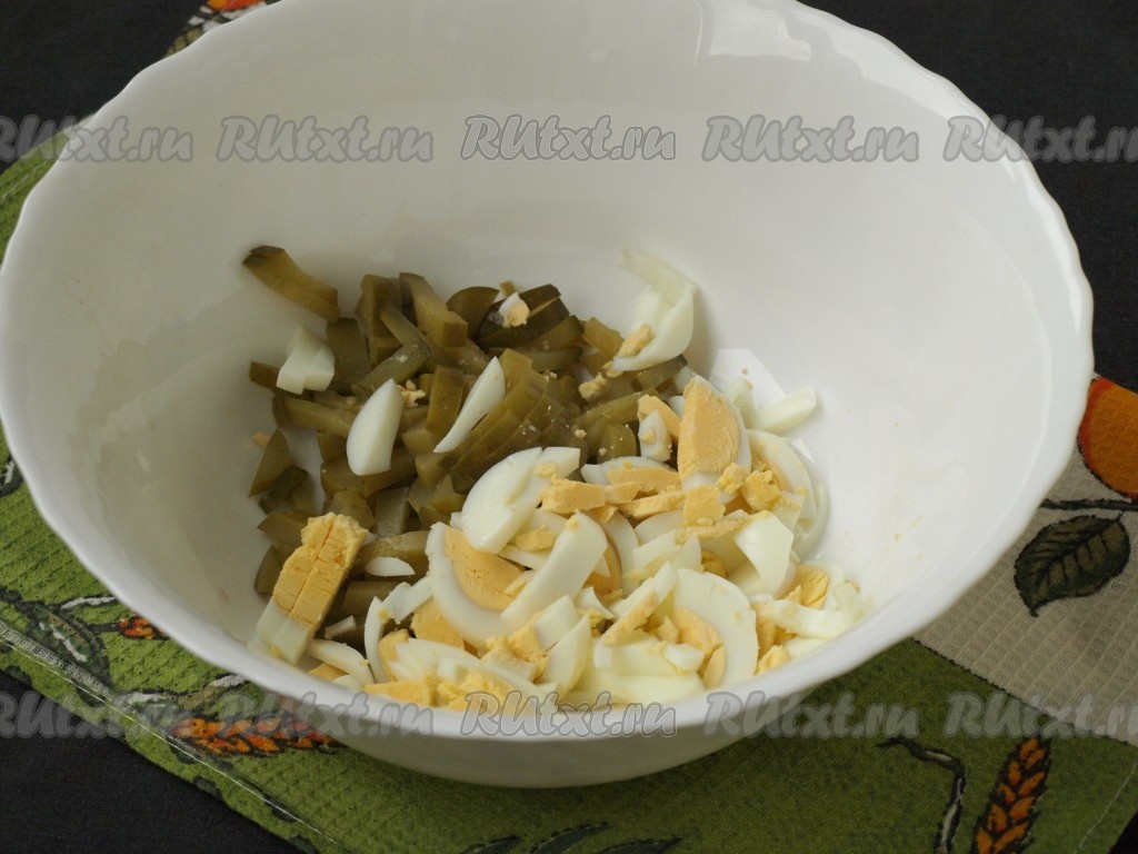 Салат с тунцом и маринованными огурцами, пошаговый рецепт на ккал, фото, ингредиенты - Ольга
