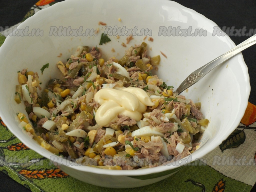 салат с тунцом рисом и маринованными огурцами