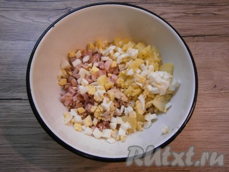 Добавить рубленные вареные яйца и нарезанный кубиками очищенный вареный картофель.
