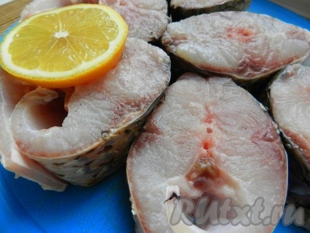 Посолить рыбу, посыпать белым перцем, полить соком лимона, оставить пропитываться кусочки пеленгаса минут на 10-15.
