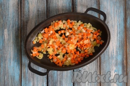 Очистить лук и морковь, нарезать мелкими кубиками. В сковороду влить 2 столовые ложки растительного масла, прогреть на среднем огне 1 минуту, выложить морковку с луком и, помешивая, обжарить в течение 2-3 минут.
