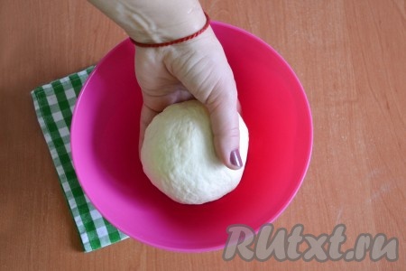 Замесить мягкое, не липнущее к рукам тесто. Выложить его в миску, накрыть салфеткой и оставить на 10-15 минут "отдохнуть".
