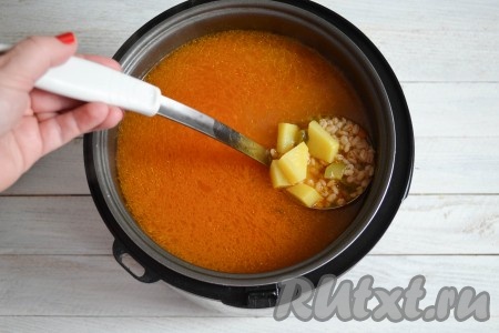 По вкусу всыпать соль, добавить лавровые листья, выставить функцию "Суп" на 5 минут, затем выключить мультиварку.