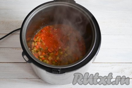 Влить томатный сок и продолжить обжаривание до испарения жидкости (на это уйдет до 7 минут).