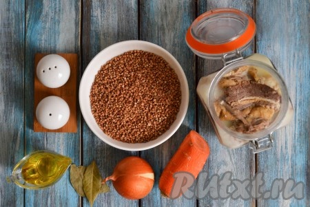 Подготовить необходимые ингредиенты для приготовления гречки с тушенкой в кастрюле.