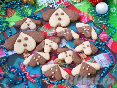 Вкусное печенье "Собачки" станет прекрасным украшением новогоднего стола.
