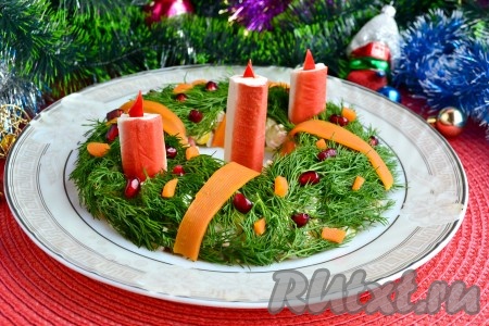 И далее украсить салат зернами граната, кусочками отварной моркови (имитация новогодних лампочек), узкими слайсами моркови, свечами, сделанными из оставшихся крабовых палочек (2 меньшие свечи - половинка крабовой палочки, 1 большая - целая крабовая палочка). Огонек свечек вырезать из болгарского перца. Подать вкусный, интересный и яркий салат "Рождественский венок", приготовленный с курицей, к праздничному столу.
