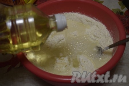 растительное масло и начать замешивать тесто.
