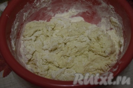 Вымешивать тесто в течение, примерно, 5-7 минут.