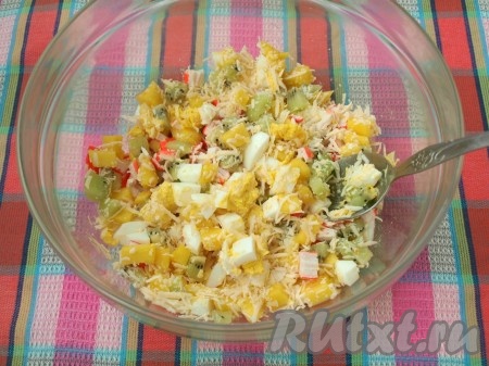 Очищенные яйца, нарезанные кубиками, и сыр, натёртый на крупной тёрке, выложить в салат из крабовых палочек и фруктов, перемешать.