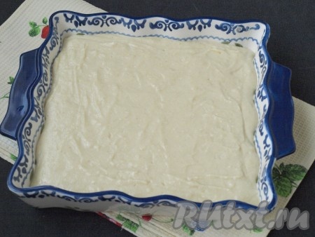 Форму диаметром 22-26 см смазать сливочным маслом, выложить тесто и оставить его постоять в форме 20-30 минут.
