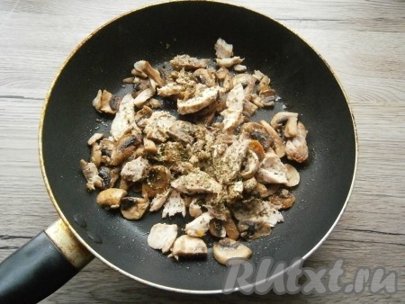 Обжарить курицу вместе с грибами в течение 5-6 минут на среднем огне, помешивая, в конце посолить и посыпать хмели-сунели, хорошо перемешать и выключить газ. Дать грибам с курицей остыть.

