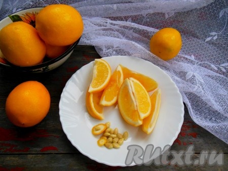 Разрежьте лимоны на несколько частей, косточки удалите.
