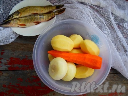 Картофель, морковь и репчатый лук очистите.
