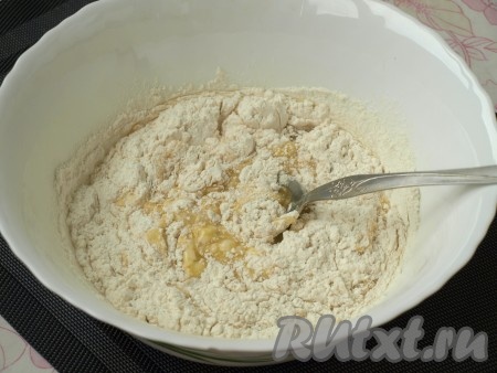 Далее добавить ванильный сахар, муку и разрыхлитель. Перемешать тесто. Тесто получается густое.