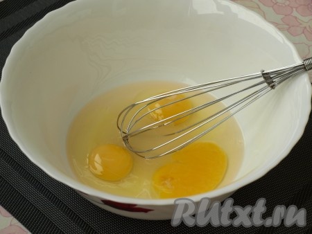 В миску насыпать оставшийся сахар, добавить яйца и хорошо взбить венчиком.