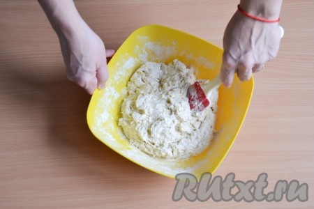 После каждого добавления муки, тесто необходимо тщательно, не спеша перемешивать силиконовой лопаткой (или ложкой).
